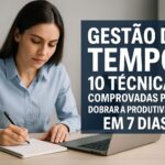 Mulher escrevendo em caderno ao lado de notebook e relógio, simbolizando técnicas de gestão de tempo para aumentar a produtividade em 7 dias